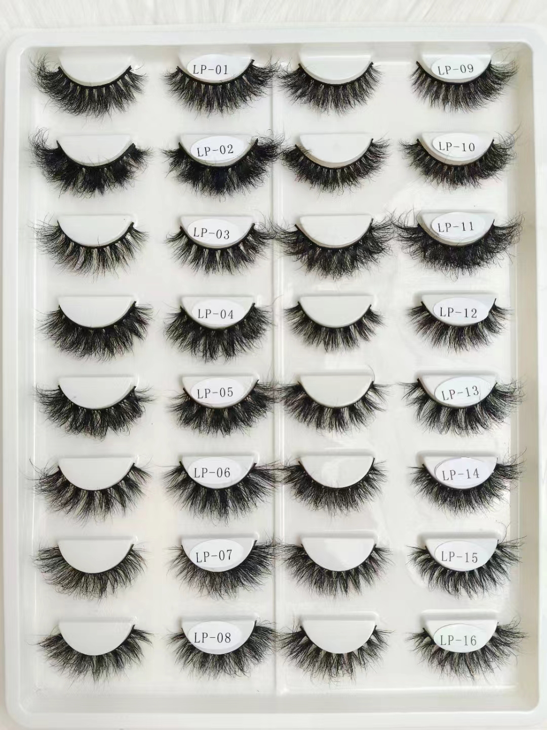 Migliora il tuo look quotidiano con la nostra selezione di ciglia di alta qualità: da naturali a drammatiche