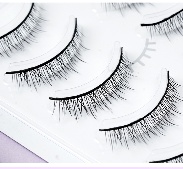 Scopri la bellezza delle ciglia a band chiare per un look naturale
